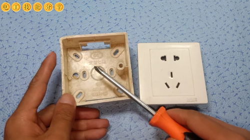 墻內線盒耳朵損壞，電工師傅巧手修復